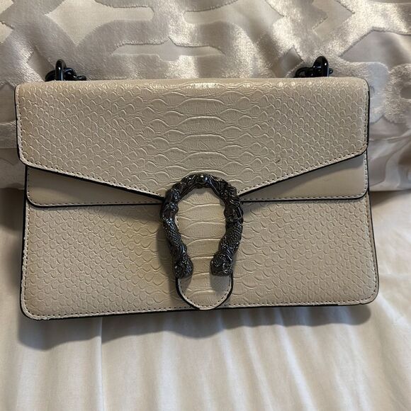 NWOT Beige Tiger Head Buckle Crossbody Bag in Beige with Black Buckle OS - Picture 4 of 14